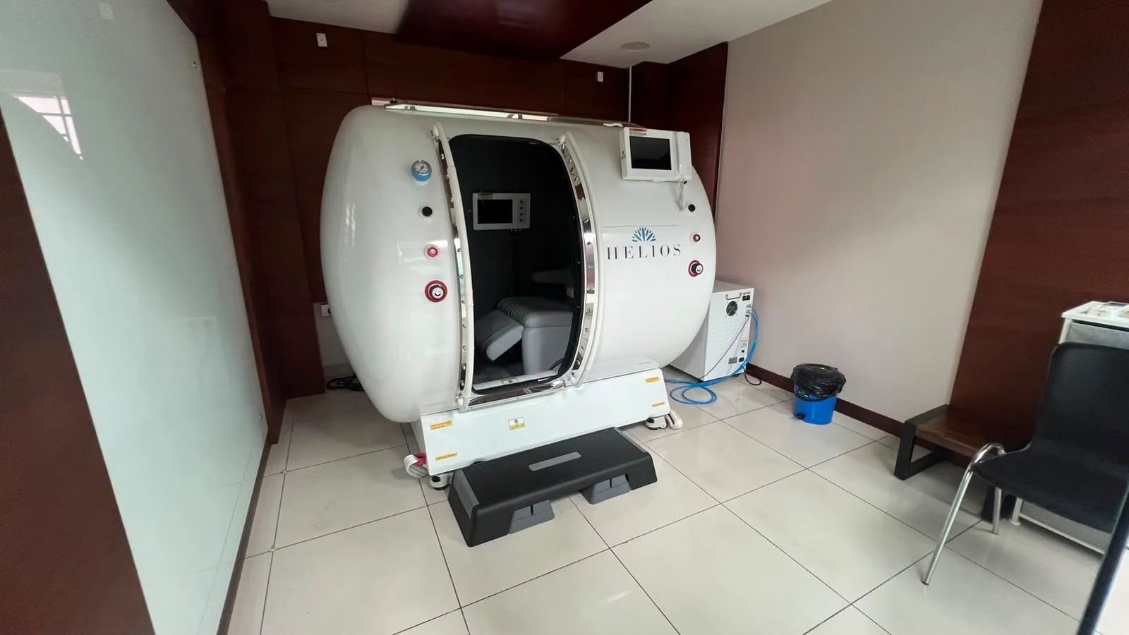Comfortable, patient-focused clinic environment at Helios