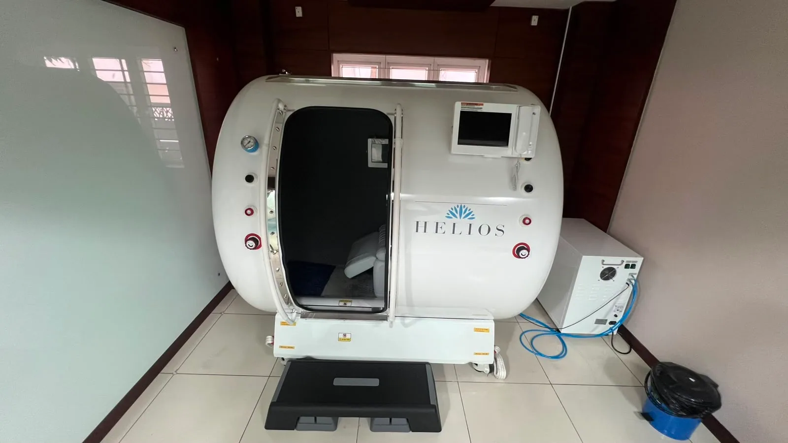 Doctor consultation before a hyperbaric oxygen therapy session